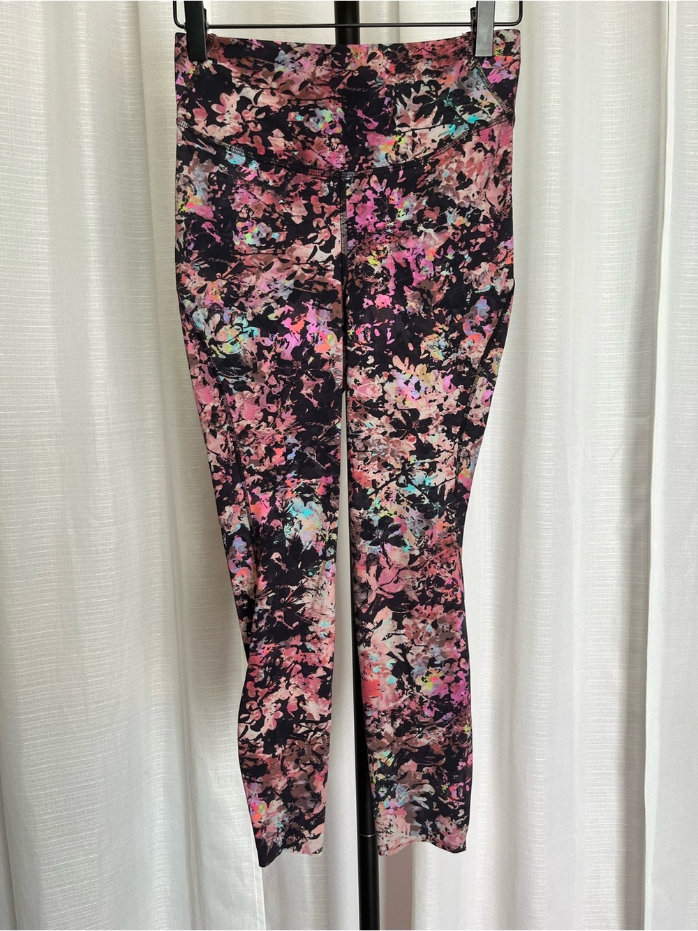 Lululemon Base Pace High-Rise Crop 23"
Stencil Blossom Red Multi | size 6